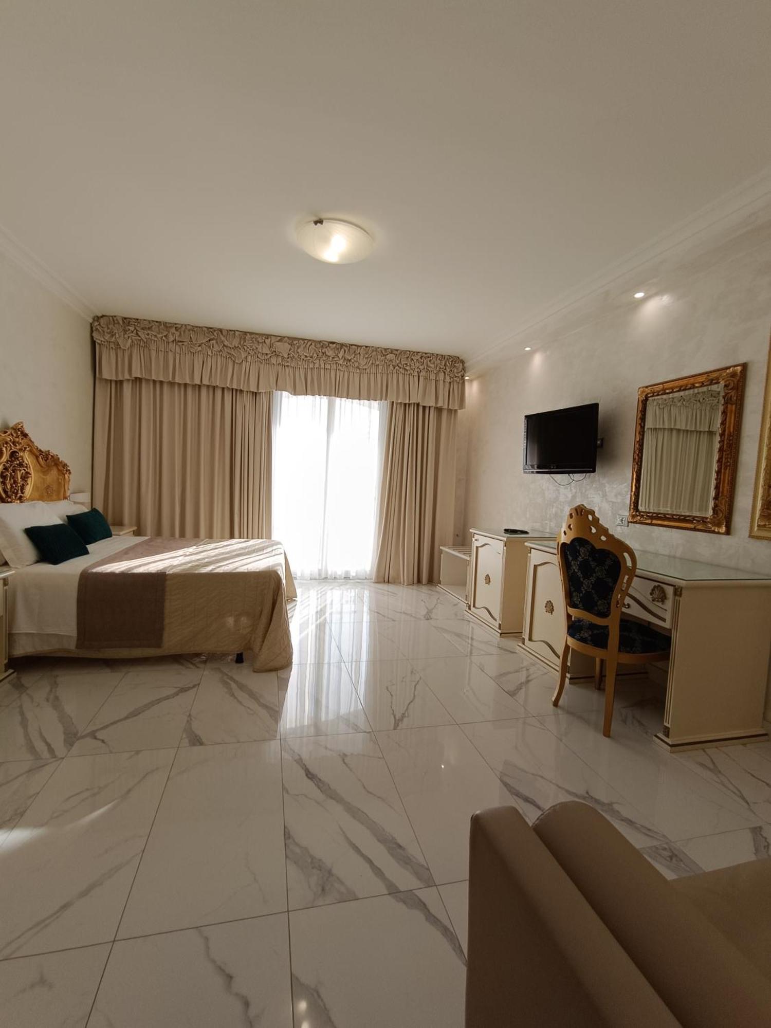 Hotel Paradise Порто Чезарео Екстериор снимка